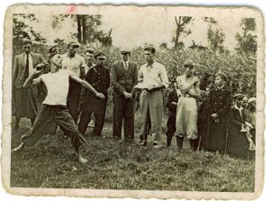 Na zdjęciu Michał Przekwas w chwili rzutu kulą - Bądkowo 17 lipiec 1938r. (zdjęcie przesłane przez p. Marka Przekwasa)