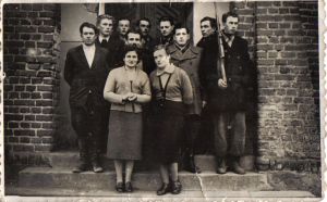 Przed szkołą podstawową w Kujawce. Na zdjęciu pierwsza z lewej Hanna Bolewicka i Krystyna Ciszek - nauczycielki